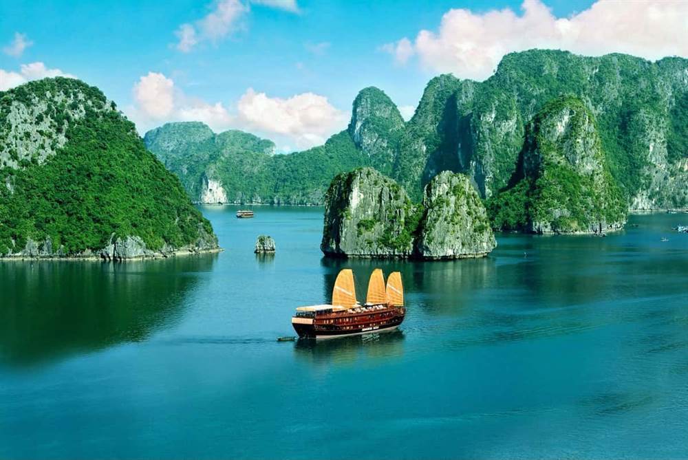 Cruising through Halong Bay