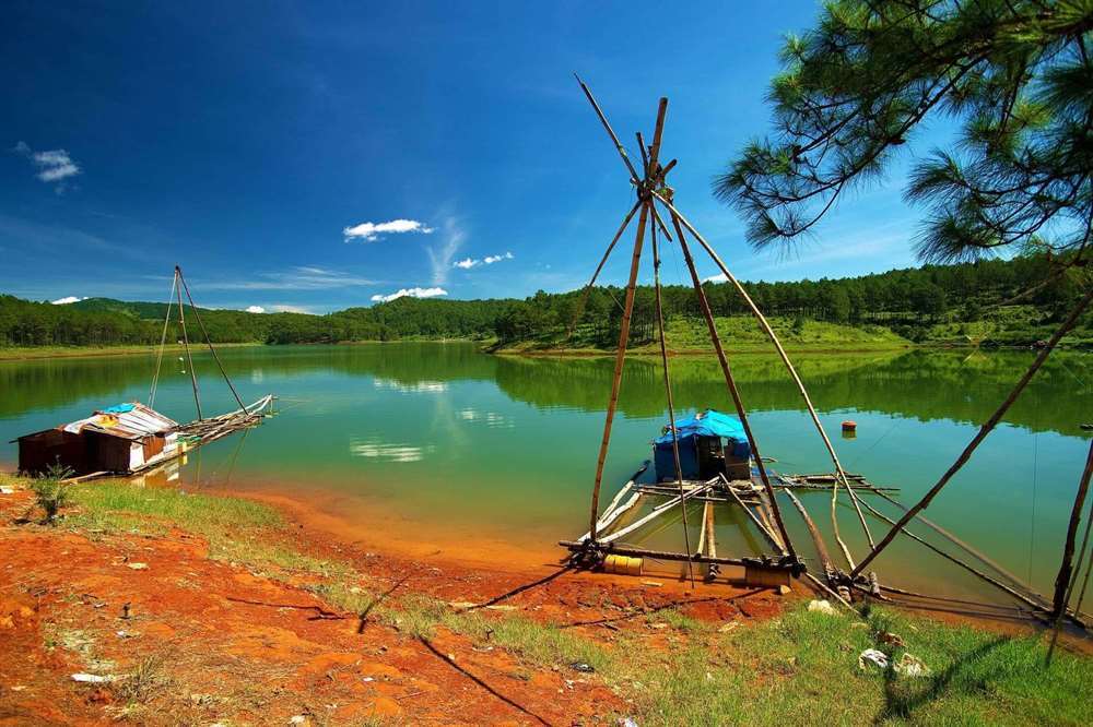 Camping on Tuyen Lam Lake