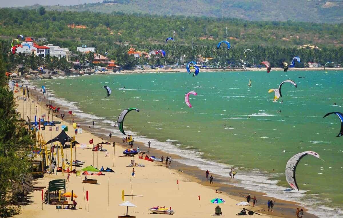 Kitesurfing and Windsurfing